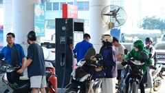 Người dân Hà Nội đổ xăng sinh học E10 trong ngày chính thức mở bán đại trà 