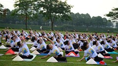 Hà Nội: 1.500 người đồng diễn Yoga tại Công viên Yên Sở