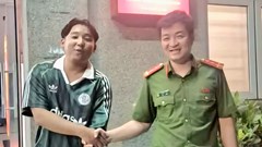 Hà Nội: Du khách nước ngoài được công an trao trả lại vali thất lạc 