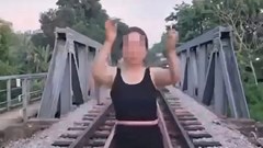 Xử phạt một phụ nữ livestream tập thể dục giữa đường ray