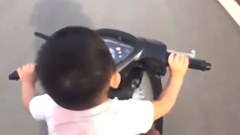 Xử lý anh trai 17 tuổi để em 2 tuổi lái xe máy