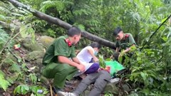 Kịp thời cứu một nam du khách bị kiệt sức trong rừng Tây Yên Tử