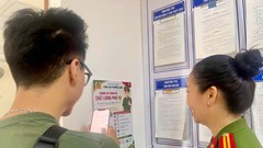Quét mã QR chấm điểm chất lượng phục vụ của công an 