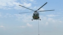 Mãn nhãn xem chiến sĩ đặc công đổ bộ từ trực thăng 