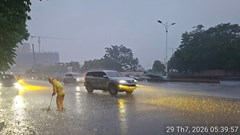 Hà Nội: Mưa diện rộng, nước “tràn nhẹ” lên mặt đường 