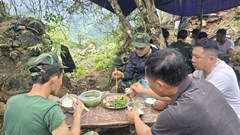 Bữa cơm đơn sơ giữa rừng của những chiến sĩ tìm kiếm, quy tập hài cốt liệt sĩ
