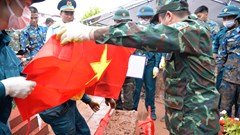 Chiến sĩ Phòng không - Không quân dầm mưa lấy mẫu ADN xác định danh tính liệt sĩ