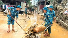 Bộ đội giúp dân dọn dẹp bùn đất, vệ sinh trường học 