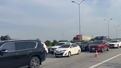 Ô tô về Hà Nội tăng cao, CSGT tổ chức cho xe đi ngược chiều trên cao tốc Cao Bồ - Pháp Vân
