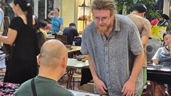 Theo chân khách Tây khám phá phiên chợ đá quý ẩn mình trong lòng Hà Nội
