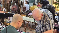 Theo chân khách Tây khám phá phiên chợ đá quý ẩn mình trong lòng Hà Nội
