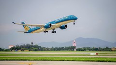 Máy bay Vietnam Airlines hạ cánh khẩn cấp cấp cứu sản phụ sinh con trên máy bay