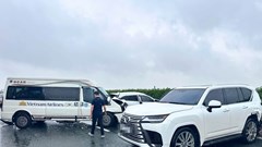 Xe Lexus chèn ép, lạng lách, dừng xe trên cao tốc có dấu hiệu tội phạm 