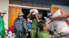 Phú Thọ: Công an hỗ trợ người dân di chuyển tài sản khỏi khu vực sạt lở