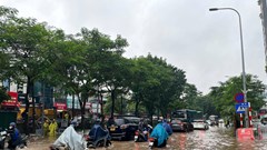  Vì sao nhiều nơi ở Hà Nội ngập sâu trong cơn mưa sáng nay?