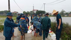 Chiến sĩ Lữ đoàn 28 gia cố hơn 2km đê, giúp dân chống ngập