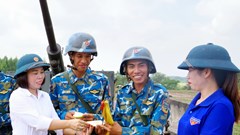 Cô giáo mầm non tiếp sức bộ đội trên thao trường huấn luyện