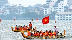 Mãn nhãn xem đua thuyền rồng và ván SUP tại hồ Tây