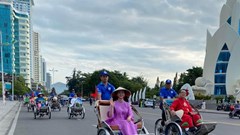  1.500 phụ nữ diễu hành áo dài trên phố biển Nha Trang