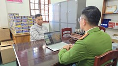 Phát hiện hơn 200kg pháo lậu ngụy trang thùng “Hạt điều”