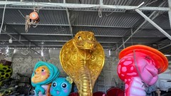 Gia Lai: Nghệ nhân tạo linh vật rắn phục vụ Tết Nguyên đán 2025