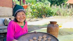 Cụ bà dành cả đời để lưu giữ men rượu cần truyền thống của dân tộc