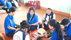 Gia Lai: Học sinh háo hức trải nghiệm gói bánh chưng Tết cổ truyền