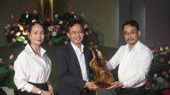 Cây đàn violin độc bản bằng sứ quý hiếm sẽ được trưng bày tại Bảo tàng Lâm Đồng 
