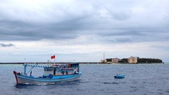 Điểm tựa giữa… trùng khơi