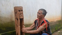 Nỗi niềm lưu truyền nghề tạc tượng của nghệ nhân Ksor Krôh