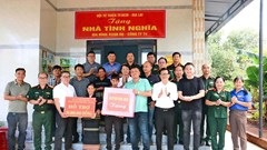 Gia Lai: Bàn giao 10 căn nhà tình nghĩa cho công nhân và lao động nghèo