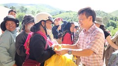 Ấm lòng phiên chợ 0 đồng của đồng bào Xơ Đăng