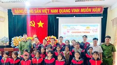 Gia Lai: Công an xã Hra trao tặng áo ấm cho trẻ em nghèo