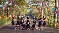 Người dân phố núi Pleiku rộn ràng xuống phố, lưu giữ khoảnh khắc ngày đầu năm