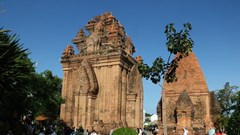 Đầu năm vãn cảnh Tháp Bà Ponagar - Di tích Quốc gia Đặc biệt 