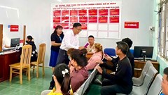 Gia Lai: Người dân được lì xì khi đi làm thủ tục hành chính những ngày đầu Xuân