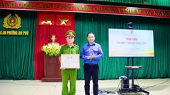 Gia Lai: Trao huy hiệu “Tuổi trẻ dũng cảm” cho Đại úy cứu 2 cháu nhỏ khỏi đuối nước