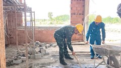 Gia Lai: Bộ đội chung sức xây dựng Trường nội trú liên cấp biên giới Ia Mơ