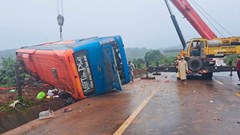 Gia Lai: Lật xe khách giường nằm, 1 người tử vong