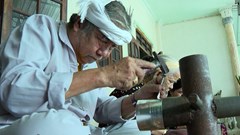 Giữ nghề chạm bạc, giữ nét văn hóa Chăm