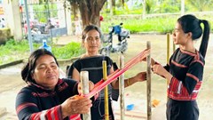 Trao truyền nghề dệt thổ cẩm, giữ sắc màu văn hóa Bahnar