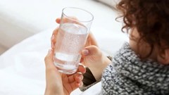 Một cốc nước ấm vào buổi sáng giúp cơ thể thay đổi ra sao?