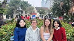 Du khách nước ngoài “phải lòng” Tết cổ truyền của người Việt