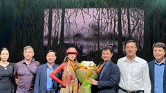 Cục trưởng Nguyễn Xuân Bắc chúc mừng nghệ sĩ Dương Lệ Bình và ê-kíp chương trình “Khổng tước”