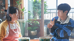 Phim Hàn “Đếm ngày xa mẹ” bất ngờ chiếm “ngôi vương” phòng vé Việt