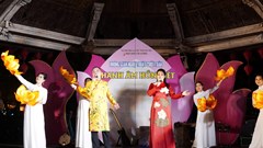 Nghệ thuật cải lương vang lên giữa không gian hồ Hoàn Kiếm