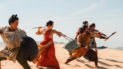 “Đại tiệc trăng máu 8”, “Trùm Sò” lao đao giữa cuộc chiến phòng vé mùa hè