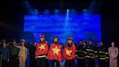 “Ngược chiều bình an” trên hành trình xuyên Việt: Tri ân những người đi về phía lửa