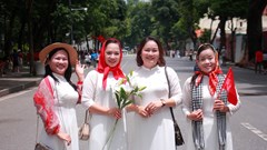 Người dân rộn ràng xuống phố mừng Quốc khánh 2.9