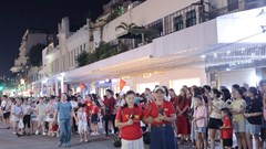 Đông đảo người dân có mặt tại hồ Hoàn Kiếm, sẵn sàng ngắm pháo hoa dịp Quốc khánh 2.9